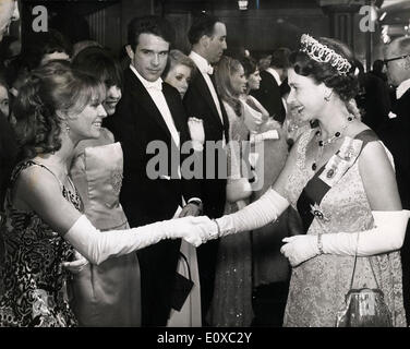 15. März 1966 - London, England, Vereinigtes Königreich - die britische Königin ELIZABETH II. abgebildet ist, Händeschütteln mit Schauspielerin JULIE CHRISTIE, bevor sie die Royal Filmperformance "Born Free" beginnt. im Odeon Theater, Leicester Square, letzte Nacht. Neben Miss Christie sind LESLIE CARON, WARREN BEATTY, CATHERINE DENEUVE, CHRISTOPHER LEE, URSULA ANDRESS und RAQUEL WELCH. Stockfoto