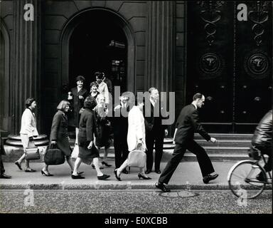 4. April 1966 - der neue Gouverneur der Bank of England; Foto zeigt Herrn Leslie Kenneth O'Brien, nächste Gouverneur der Bank of England (Mitte mit Hut), unter ein Cluster von Hause laufende Sekretärinnen, verlässt die Bank gestern. Er stieg auf seine hohe Position von der Bankangestellten. Stockfoto