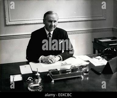 4. April 1966 - neuer Gouverneur der Bank of England. Herr Leslie Kenneth o ' Brien. Foto zeigt:-Herr Leslie Kenneth O'Brien, in seinem Büro an der Bank of England, deren Gouverneur er wird, abgebildet. Er stieg auf diese hohe Stellung von derjenigen eines Bankangestellten. Stockfoto