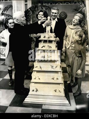 4. April 1966 - Charlie Chaplin feiert seinen 77. Geburtstag am Tag früh am Set in den Pinienwäldern Studios: Charlie Chaplin, die zu beschäftigt, um die Zeit nehmen, um am Samstag seinen 77. Geburtstag feiern werden erhielt eine Überraschungs-Party von den Stars am Set in den Pinewood Studios waren er macht '' A Gräfin von Hong Kong "mit Marlon Brando , Sophia Loren, Sydney, der Sohn von Charlie Chaplin und Tippi Hedren. Sie rollten in eine riesige Torte mit der Figur des Chaplin an der Spitze, wie sie früher in seinen Filmen vor Jahren aussehen Stockfoto