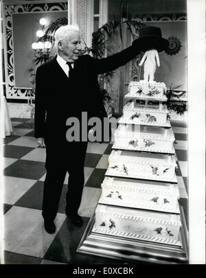 4. April 1966 - Charlie Chaplin feiert seinen 77. Geburtstag am Tag früh am Set in den Pinienwäldern Studios: Charlie Chaplin, die zu beschäftigt, um die Zeit nehmen, um am Samstag seinen 77. Geburtstag feiern werden erhielt eine Überraschungs-Party von den Stars am Set in den Pinewood Studios waren er macht '' A Gräfin von Hong Kong "mit Marlon Brando , Sophia Loren, Sydney, der Sohn von Charlie Chaplin und Tippi Hedren. Sie rollten in eine riesige Torte mit der Figur des Chaplin an der Spitze, wie sie früher in seinen Filmen vor Jahren aussehen Stockfoto