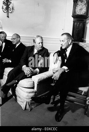 Präsident Johnson im Chat mit Edward Heath Stockfoto