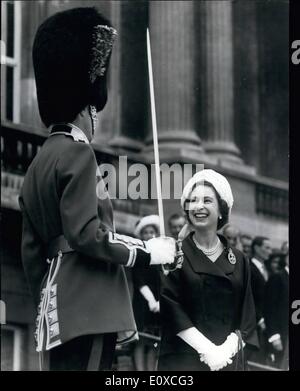 6. Juni 1966 - The Queen stellt Farben, The Irish Guards: HM The Queen heute vorgestellten neue Farben auf den 1.. Battalion, The Irish Guards auf dem Rasen vor dem Buckingham Palace. Foto zeigt HM The Queen lächelt bei Regimentskommandeur Oberstleutnant, Oberst C.W.D. Harvey-Kelly während der heutigen Präsentation der Farben parade Stockfoto