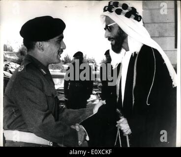 4. April 1966 - König Hussein von Jordanien grüßt Scheich Hhakbut auf seine Ankunft In Amman: Shiekh Shakbut, Herrscher von Abu Dhabi, Trucial Oman, angekommen in Amman, Jordanien als Gast von König Hussein. der Scheich letzten Monat angekündigt, dass er 200.000 für den Wiederaufbau des Maam, einer kleinen Schlamm-Briek Stadt in Jordanien, die durch Hochwasser zerstörten beitragen würde. Das Foto zeigt. König Hussein begrüßt Scheich Shakhbut bei der Ankunft im Zorka Officers Club. Stockfoto