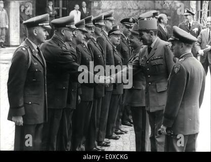 4. April 1966 - besucht General Jacques Massu, Oberbefehlshaber der französischen Armee in Deutschland Berlin mal in diesen Tagen. Zu Ehren von General Massu fand eine Parade Platz n der amerikanischen Zentrale in Berlin. Foto zeigt General Massu ist Gruß hohe Offiziere, m mit ihm im allgemeinen Franklin, Oberbefehlshaber der amerikanischen Armee in Berlin. Stockfoto