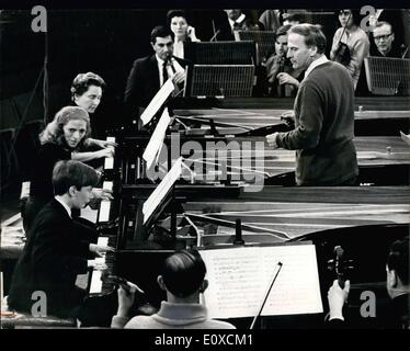 4. April 1966 - findet Proben für Menuhin Geburtstag Konzert - Konzert des berühmten Geigers Yehudi fünfzigsten Geburtstag, heute Abend in der Royal Festival Hall, zugunsten seiner musikalischen Schule bei dem Spiel D'Abernon. Während des Konzerts dirigiert Yehudi Menuhin seine beiden Schwestern, Yaltah und Hephzibah und seinen 14-jährigen Sohn Jeremy im drei Mozart-Klavierkonzert. Das Konzert ist auch Jeremys London Debüt als Konzertpianist. Keystone-Fotoshows: - Yehudi Menuhin gesehen, Durchführung von seinem 14-jährigen Sohn Stockfoto