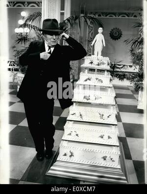 4. April 1966 - CHARLIE CHAPLIN feiert seinen 77TH Geburtstag A DAY EARLY ON THE SET AT PINEWOOD STUDIOS: Charlie Chaplin, die zu beschäftigt, um die Zeit nehmen, um am Samstag seinen 77. Geburtstag feiern werden erhielt eine Überraschungs-Party von den Stars am Set in den Pinewood Studios waren er macht "A Gräfin von Hong Kong'' die Sternen Marlon Brando , Sophia Loren, Sydney Chaplin, Sohn von Charlie, und Tippi Hedren. Den Rädern in einem riesigen Kuchen mit der Figur des Chaplin an der Spitze, wie er in seinen Filmen vor Jahren aussehen Stockfoto