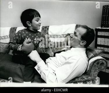 4. April 1966 - Henry Cooper zu kämpfen Cassius Clay: Britische Schwergewichts-Champion, Henry Cooper, Cassius Kampf um der WM-Titel im Arsenal Grund, Highbury, am 21. Mai soll. Foto zeigt Champion Henry Cooper hat ein kleines sparring mit seinem 5-jährigen Sohn, Henry Jr., zu Hause im Wembley-Stadion. Stockfoto