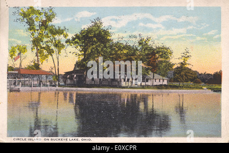 Diese Postkarte aus der Bowden Collection zeigt Circle Island am Buckeye Lake, Ohio. Das Bild fängt die ruhige Landschaft des Sees ein und betont die natürliche Schönheit der Insel und das ruhige Wasser. Stockfoto