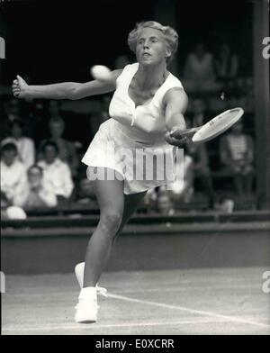 6. Juni 1966 - schlägt Ann Jones Nancy Richey In Wightman Cup-Spiel. Foto zeigt Frau Ann Jones (gt. Britain) im Spiel gegen Nancy Richey (U.S.A.), während ihre Wightman Cup-Match in Wimbledon heute die von Ann Jones gewonnen wurde. Stockfoto