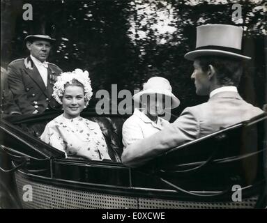 6. Juni 1966 - angekommen Royals für den zweiten Tag des Royal Ascot Meetings. Das Foto zeigt Prinzessin Grace von Monaco mit Prinzessin Marina, abgebildet, wie sie heute in Ascot in einem offenen Wagen ankommen. Stockfoto