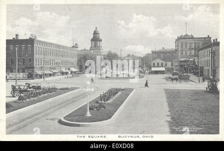 Diese Postkarte aus der Sammlung Bowden zeigt einen Blick auf die Geschäftsstraßen in Bucyrus, Ohio. Das Bild fängt die lokale Architektur und Atmosphäre der Stadt ein und zeigt ihre historische Bedeutung und das Straßenbild aus einer vergangenen Zeit. Stockfoto