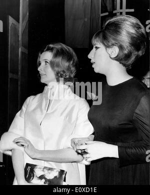 Barbra Streisand bei der Premiere des Stückes am Prince Of Wales Theatre Stockfoto