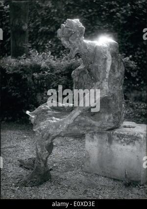 01. Mai 1966 - ''menschliche Formen'' im Rodin Museum: Eine Ausstellung von figurativen Skulpturen getippt ''menschliche Formen'' wird jetzt im Garten des Rodin Museums statt.Foto zeigt ''an Old God'', eine der Statuen, die gezeigt werden. Stockfoto