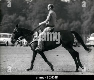 6. Juni 1966 - Schiedsrichter Prinz Philip Polo-Spiel in Windsor. Foto zeigt, dass Prinz Philip Cowboy-Stil '' Chaps'' trägt, wenn er als Schiedsrichter während eines Polo-Spiels auf Smiths Rasen im Windsor heute gehandelt hat. Stockfoto