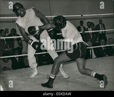 5. Mai 1966 - Cassius Clay für Cooper Kampf trainiert: Welt-Schwergewichts-Champion, Cassius Clay (Muhammad Ali), trainierte heute am Territorial Army Gymnasium, White City, für seinen Kampf Korrioson britische Weltmeister, Henry Cooper, im Arsenal Stadium, London, am 21. Mai. Foto zeigt Cassius Clay Sways außerhalb des zulässigen Bereichs eine Schaukel von sparring Partner Johnny Ellis-während des Trainings heute. Stockfoto