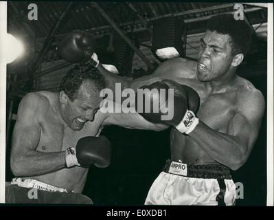 5. Mai 1966 - Clay Missie mit einem Recht: World Champion Cassius Clay, rechts, verfehlt mit Recht als britische Challenger während der vierten Runde der WM-Kampf im Highbury-Stadion, London, heute Abend 21. Mai. Clay behielt seinen Titel nach Schiedsrichter George Smith beendet den Kampf in 1 Minute 38 Sekunden der sechsten Runde als Cooper schlecht, über seine linke Augen war. Stockfoto