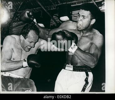 5. Mai 1966 - WM-Titel Kampf in Highbury: In the World Titel kämpfen bei Highbury heute Abend World Champion Cassius Clay Stockfoto