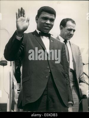 5. Mai 1966 - Cassius Clay kommt für Cooper Kampf: Welt-Schwergewichts-Champoin Cassius Clay flog in London heute für seinen Kampf alte Henry Cooper im Arsenal Stadium am 21. Mai. Foto zeigt Cassius Clay gibt eine Welle, als er die Pläne, bei der Ankunft am Flughafen London heute die Schritte. Stockfoto