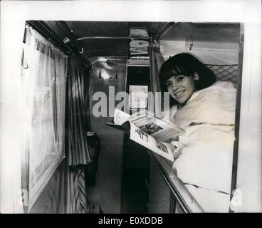 5. Mai 1966 - Mobile Hotel für Touristen - '' Rotel'': Ein fern-Reisebus mit Schlafgelegenheit für 27 Passagiere vor kurzem abgeschlossen, in Stugtgart, Deutschland, und wurde geliefert in die Vereinigten Staaten, wo es Vollzeit auf Touren in Nord- und Südamerika tätig. '' Rotel'' genannt, ist 39 Fuß 4 Zoll lang, 7 Fuß 10, Zoll breit, und hat normale Bauhöhe von 12 ft 8 Zoll, obwohl diese Höhe von sechs Zoll reduziert werden kann, wenn niedrige Brücken gefunden werden, von der einfachen Ausweg Reduzierung des Drucks in der Luftfederung. Das Fahrzeug wiegt 12 Stockfoto