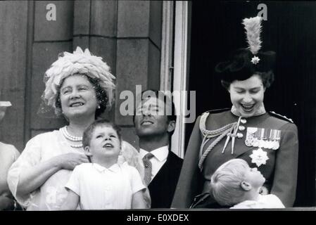 6. Juni 1966 - Trooping die Farbe Zeremonie. Foto zeigt: The Queen lächelt nach unten an ihre zwei - Jahr - alten Sohn Prinz Edward auf dem Balkon des Buckingham Palace. Andere gezeigt sind L, R. Königin Elizabeth die Königin-Mutter, vier - Jahr - alte Viscount Linley und sein Vater Lord Snowden Stockfoto