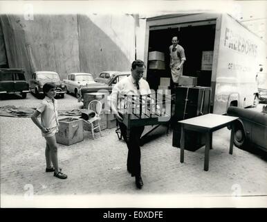 6. Juni 1966 - zieht in neue Wohnung bei der Admiralität Gebäude Verteidigung Münster. der Mann in Shir Ärmel Möbel tragen dazu ist Verteidigung Münster Mr Denis Healey Einzug in seine neue Wohnung bei der Admiralität Gebäude gestern. Es ist durchaus eine räumliche Wohnung zu. Seine 11 Jahre alte Werk - beschlossen, es sei viel besser als unser altes Haus ''. Ein Vorteil des neuen Hauses, verfügt über vier Schlafzimmer. zwei Wohnzimmer, ein Esszimmer, Studie, zwei Küchen und drei Bäder, ist die Miete Stockfoto