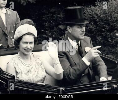 15. Juni 1966 - Royals kommen für den zweiten Tag des Royal Ascot Meetings: Foto H.M der Queen und Prinz Philip Laufwerk in einem offenen Wagen zum Ascot Kurs heute zeigt. Stockfoto