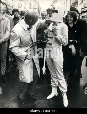 5. Mai 1966 - Astronaut John Glenn in Kopenhagen: der erste amerikanische Astronaut Major John Glenn ist derzeit in Kopenhagen, Dänemark - und er war begeistert, als, während Sie Fuß in die Stadt, traf er eines der Mädchen aus einem Geschäft tragen ein '' Raumanzug " Stockfoto