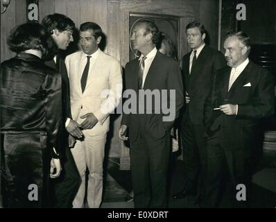 21. Juni 1966 - Roger Vadim, David Niven und Prinz Rainier sehen '' La Curee' Stockfoto