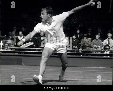 23. Juni 1966 - Wimbledon Tennis Championships Newcombe (Australien) verschiedene Fletcher (Australien): Foto zeigt J.D. Newcombe (Australien) heute in Aktion während der Partie gegen k.n. Fletcher (Australien) gesehen. Sieger der Herren Doppel zusammen mit Fletcher. Stockfoto