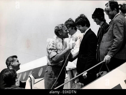 Die Beatles sind bei der Ankunft in München interviewt. Stockfoto