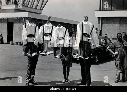 Die Beatles halten Outfits für Konzert in München Stockfoto