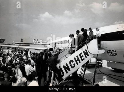 Die Beatles sind bei der Ankunft in München interviewt. Stockfoto