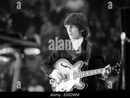 Die Beatles George Harrison abgebildet, während eines Konzerts in Deutschland