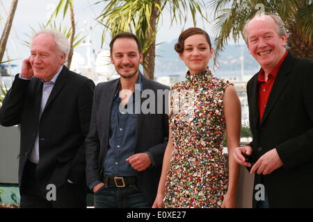 Cannes, Frankreich. 20. Mai 2014. Fabrizio Rongione, Marion Cotillard, Jean-Pierre Dardenne und Luc Dardenne auf dem Foto rufen Dienstag, 20. Mai 2014, für den Film Foxcatcher bei den 67. Filmfestspielen von Cannes, Cannes, Frankreich. Bildnachweis: Doreen Kennedy/Alamy Live-Nachrichten Stockfoto