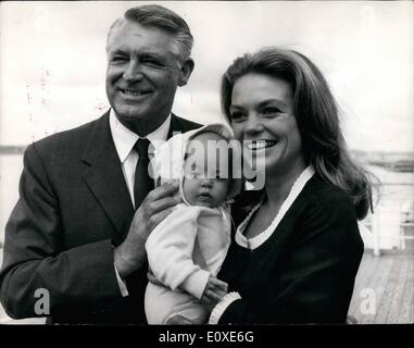 7. Juli 1966 - Cary Grant kommt in Großbritannien mit seiner Frau und Baby Tochter: Gary Grant, der 62 Jahre alte Schauspieler kamen aus Los Angeles an Southampton heute in Begleitung seiner Frau Dyan und 4 Monate alten Tochter Jennifer, an Bord des Orient-Liner Oriana. Herr und Frau Grant - sie ist ehemalige Schauspielerin Dyan Cannon - brachten über Jennifer Großmutter lebte in Bristol zu sehen. Foto zeigt Gary Grant mit seiner Frau Dyan und ihre 4 Monate alte Tochter Jennifer abgebildet bei ihrer Ankunft in Southampton heute. Stockfoto