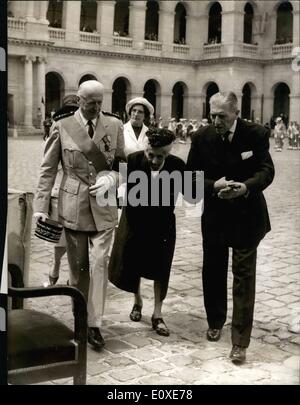 7. Juli 1966 - Hommage an den berühmten General: Mangin 100. Geburtstag gefeiert: General De Gaulle den Vorsitz über die Zeremonie in der Invaldes, die heute zum Gedenken an den hundertsten Jahrestag der Geburt von der berühmten französischen Generals Mangin. Foto zeigt allgemeine ' Witwe Mangin geholfen von General Koenig zu ihrem Platz. Stockfoto