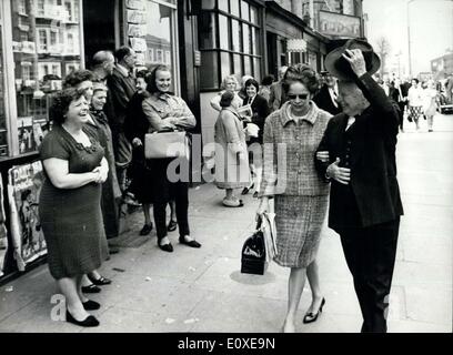 11. Mai 1966 - Charlie Chaplin In der Old Kent Road. Charlie Chaplin sein neue Bild '' A Countess from Hong Kong'' gestern - abgedreht und hat als nur einen kurzen Weg vom Platz in Southwark, London, wo er vor 77 Jahren geboren wurde. Die letzten Szenen waren in einem Lagerhaus in der Old Kent Road, nur zwei Drehungen aus dem Chaplin-Geburtshaus in East Street. Herr Chaplin die Straße nicht besucht hat - er hat es getan bereits, allein. Foto zeigt:-Charlie Chaplin, mit seiner Frau Oona, gestern in seiner Begrüßung in der Londoner Old Kent Road Anerkennung. Stockfoto