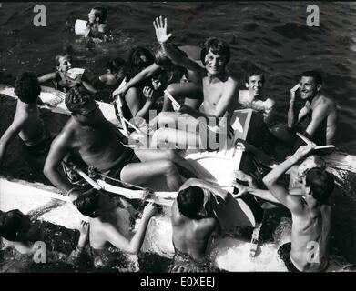 7. Juli 1966 - ist Fans schwimmen heraus zu jubeln berühmte Sängerin Claude Francois, die berühmte Sängerin einer der Prominenten im Urlaub an der französischen Riviera. OPS: Claude Francois abgebildet auf einem Tretboot, umgeben von jungen Fans, die aus Schwamm ihn aus Cannes anfeuern. Stockfoto