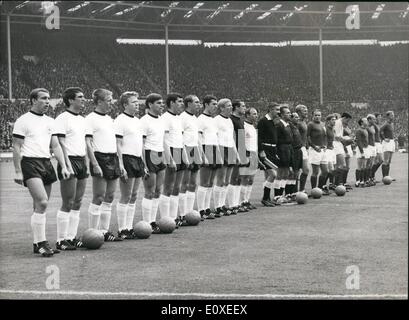 7. Juli 1966 - Fußball-WM England gegen Bundesrepublik Deutschland WM-Finale im Wembley-Stadion. Foto zeigt Aline von der westdeutschen (nächste Kamera) und England-Teams vor dem Start des Spiels. Stockfoto