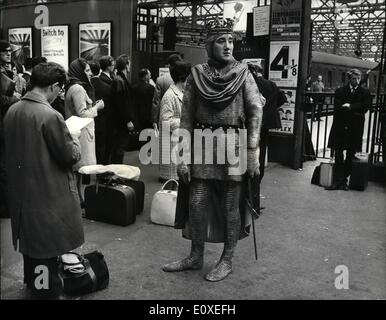 7. Juli 1966 - ein Ritter auf CHARING CROSS STATION. Vor etwa 900 Jahren landete William der Eroberer in Hastings im Jahr 1066. In diesem Jahr Hastings halten ein Requiem ab 1066 Niederlage. So 25 Jahr alt in vollem Umfang Norman NORMAN McGOWAN, Getriebe, nahm am einfachsten kommt man nach Hastings mit dem Zug von Charing Cross und nicht wie William der Eroberer, die von Beat angekommen. Foto zeigt: NORMAN McGOWAN, gesehen die Hastings Zug am Bahnhof Charing X letzte Nacht warten. Stockfoto