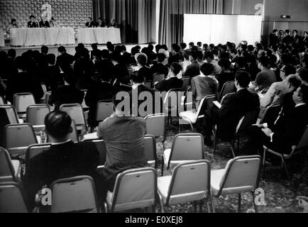 Die Beatles während einer Pressekonferenz in Tokio Stockfoto