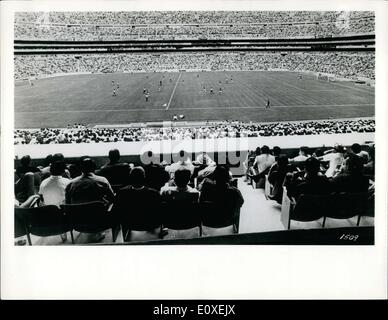 29. Mai 1966 - Estadio Azteca - dieses Stadion, exklusiv für Fußballspiele, gebaut werden für die Fußballspiele von den Olympischen Spielen 1968 zu Hause. Herr Gustavo Diaz Ordaz, Präsident der mexikanischen Republik, mit der Anwesenheit von Sir Stanley Rous, FIFA-Präsident, ausgeprägt die erste Erklärung über Sonntag, 29. Mai 1966. Stockfoto