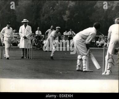 8. August 1966 - beteiligen 29.08.66 Motor Racing Drivers sich Cricket-Match. Berühmten britischen Motorsport-Fahrer drehten ihre Aufmerksamkeit von der Rennstrecke gestern ein Cricket-Spiel für einen guten Zweck gegen Lord Brabourne X1 auf seine Herrschaft Landsitz in Mersham, in der Nähe von Ashford, Kent zu spielen. Fotoshows: Tragen einer Cady-Streifen-Kappe und T-Shirt, ist eine etwas ungewöhnliche Tracht für Cricket, Welt-Motorsport-Weltmeister Jim Clark hier in Aktion zu sehen, wie er eine formell gekleidet Schlagmann auf die Probe stellt. Stockfoto