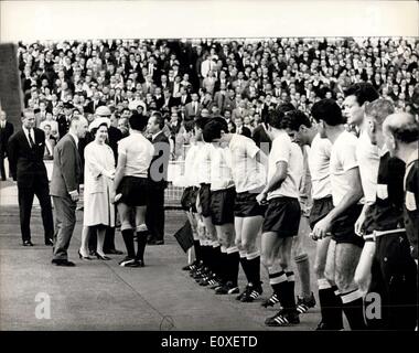 11. Juli 1966 - WM Fußballspiel im Wembley-Stadion: England V. Uruguay. Foto zeigt die Uruguay-Team HM The Queen vor Beginn der heutige Spiel im Wembley-Stadion präsentiert werden. Stockfoto