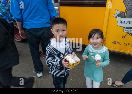 Flushing Meadows Corona Park in Queens in New York Besucher frönen belgische Waffeln Stockfoto