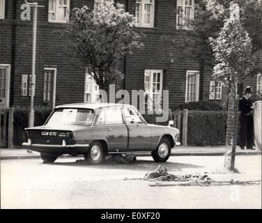 13. August 1966 - drei Polizisten in einer Londoner Straße abgeschossen: In London gestern Nachmittag drei Londoner Polizisten wurden auf der Straße erschossen. Die dreifache Dreharbeiten fanden in Braybrook Street Sheperd Bush die Wormwood Scrubs Gefängnis Gesichter. Die drei Offiziere der CID wurden ein Auto-ein Blue Standard Vanguard Braybrook Straße hinunter jagen, wenn Schrotflinte Blasten ertönte und die drei Polizisten tot lag. Zwei wurden in den Kopf und den anderen in den Rücken erschossen. Stockfoto