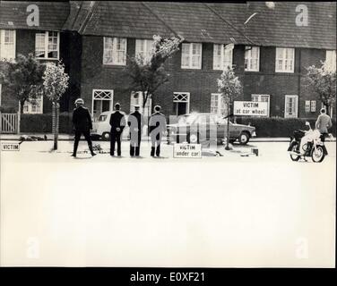 13. August 1966 - drei Polizisten in einer Londoner Straße abgeschossen: In London gestern Nachmittag drei Londoner Polizisten wurden auf der Straße erschossen. Die dreifache Dreharbeiten fanden in Braybrook Street Sheperd Bush die Wormwood Scrubs Gefängnis Gesichter. Die drei Offiziere der CID wurden ein Auto-ein Blue Standard Vanguard Braybrook Straße hinunter jagen, wenn Schrotflinte Blasten ertönte und die drei Polizisten tot lag. Zwei wurden in den Kopf und den anderen in den Rücken erschossen. Stockfoto