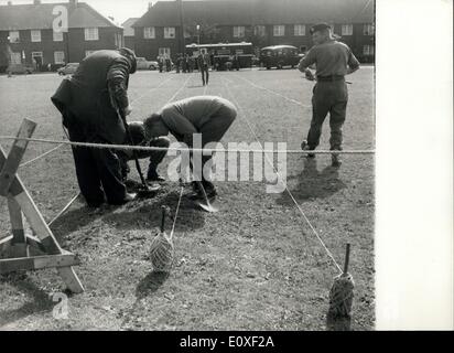 13. August 1966 - genannt The Army in in die Mörderjagd nach Hinweisen zu helfen? Die Armee wurde heute Nachmittag auf der Jagd nach Hinweisen in die Erschießung von drei Polizisten in Braybrock Straße gestern helfen genannt. Foto zeigt: Mitglieder der Bombe zur Verfügung stellen von Start Polizeiarbeit beobachtet mit Minensuchgeräte assistierten Polizei heute Nachmittag in der Braybrock Straße indem man über die Orte rund um den Mord vor Ort Hof mit Garten geprägt durch Bänder über das Grün auf der Suche nach verbrauchte Kugeln und Anhaltspunkte aus Metall, die sie finden können. Uhr / Keystone Stockfoto