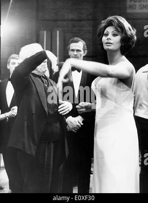 Regisseur Charlie Chaplin Regie Sophia Loren in "A Gräfin von Hong Kong" Stockfoto